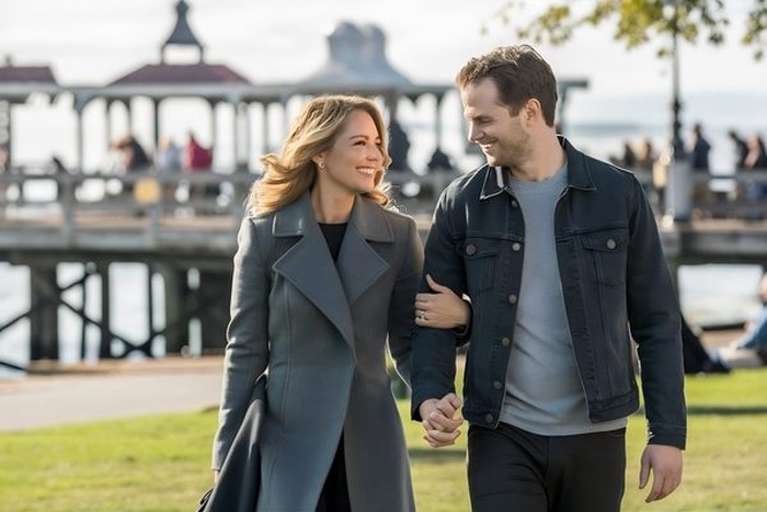 couple-having-fun-in-winter-scenery-and-snow