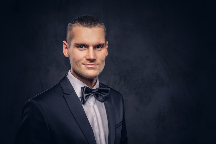 Un hombre guapo y elegante con un traje <span style=