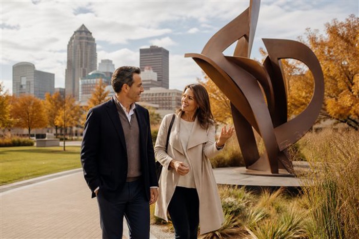 Solteros conversando en un encuentro de matchmaking para millonarios en Iowa