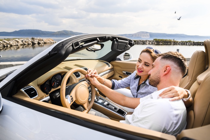 viaggio su strada tra uomini e donne