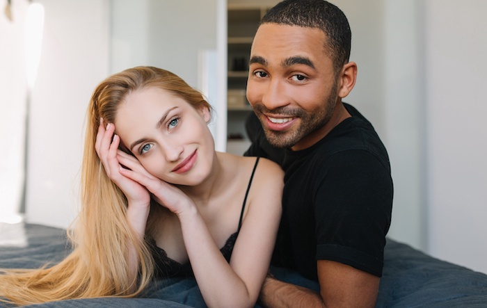 Mujer blanca y hombre latino