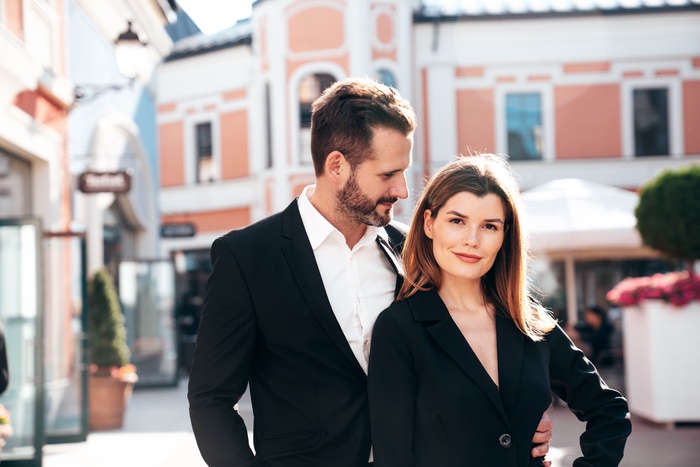 hermosa mujer de moda con su guapo y elegante novio