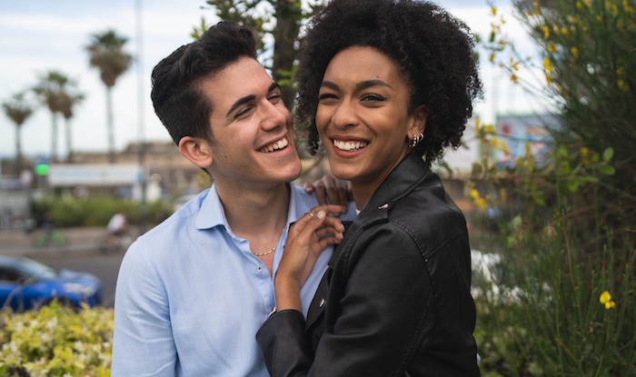 Hombre latino y mujer negra