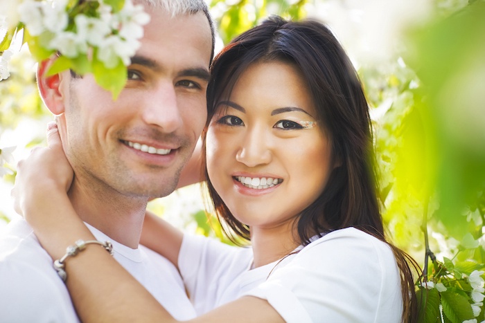 Mujer asi&aacute;tica y hombre latino