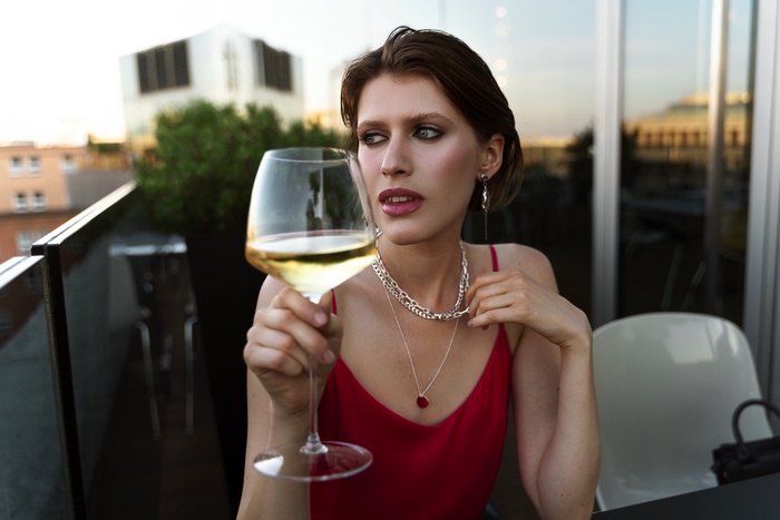 mulher rica a beber vinho
