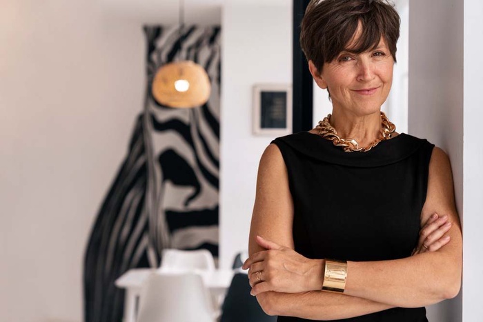 New era of online dating: matching millionaires with single female billionaires