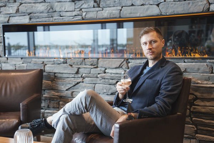 Affluent man in a tailored suit at an upscale lounge in Mason, Ohio