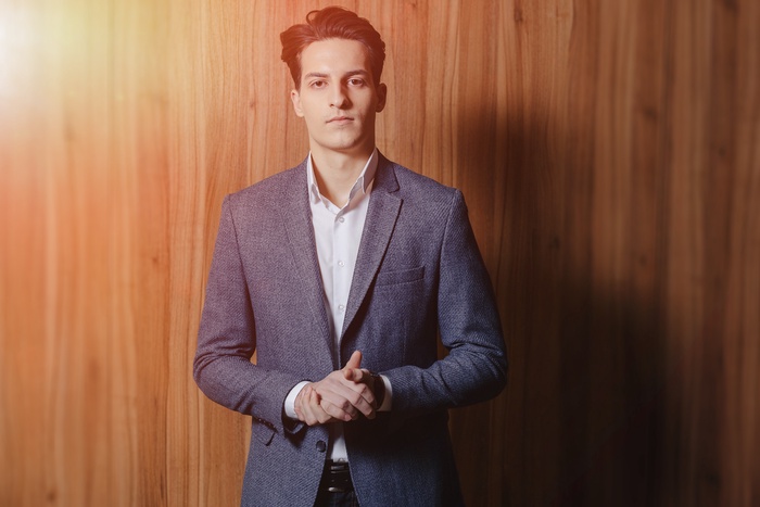 ragazzo elegante in giacca