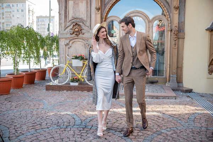 Elegantes Paar spaziert durch die historischen Straßen von Schwerin in Deutschland, luxuriöser Dating-Lifestyle