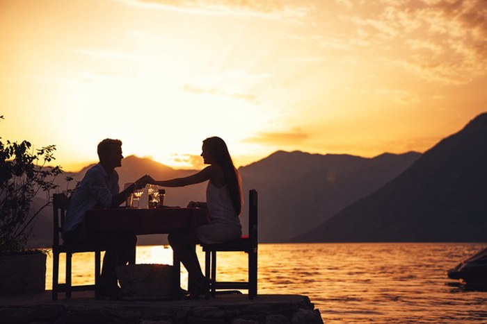 Golden-hour Evanston lakefront, refined couple