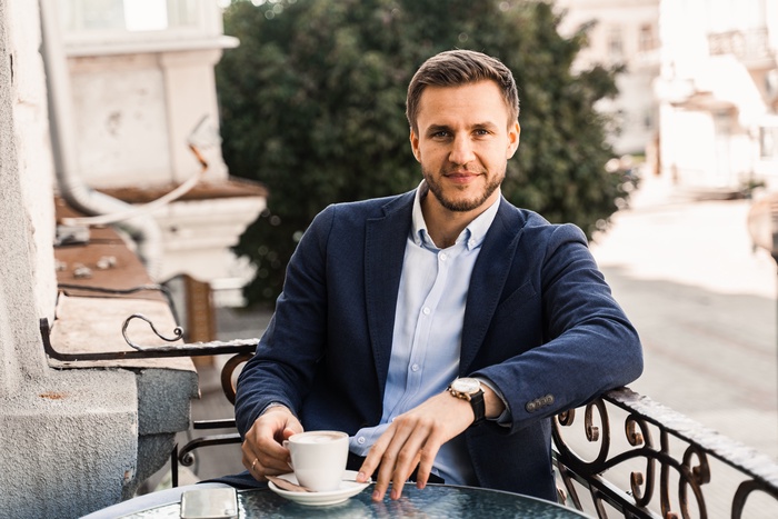 Homem bonito a tomar café da manhã