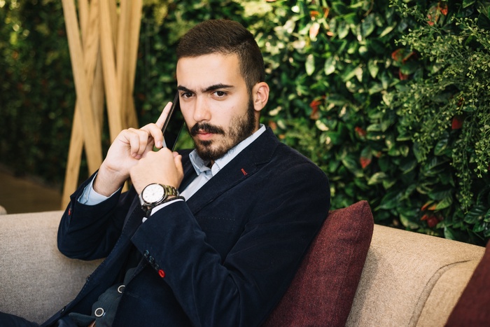 hombre guapo y seguro de sí mismo