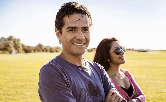 Mujer latina y hombre blanco