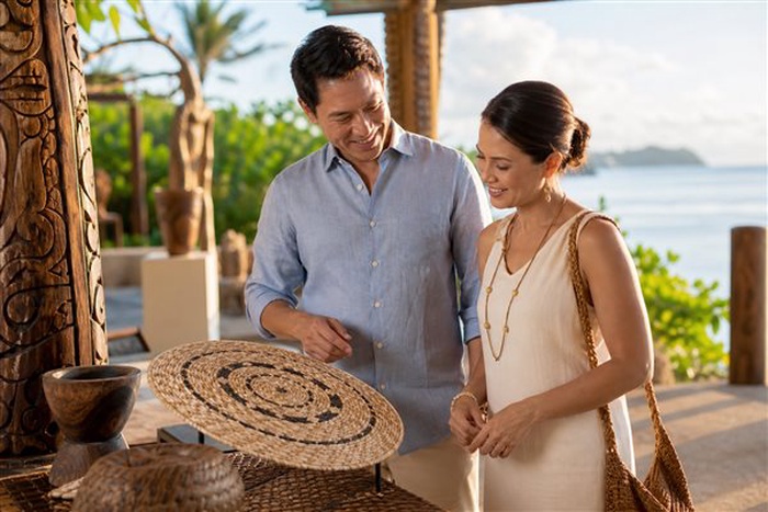 Solteros conversando durante una experiencia de matchmaking para millonarios en Guam