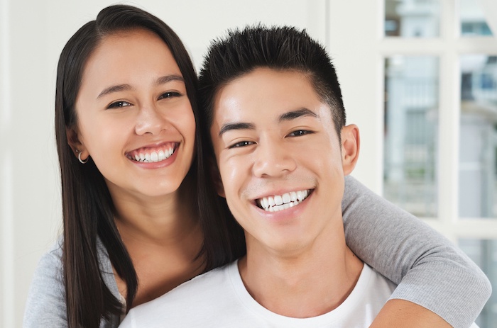 Mujer latina y hombre asi&aacute;tico