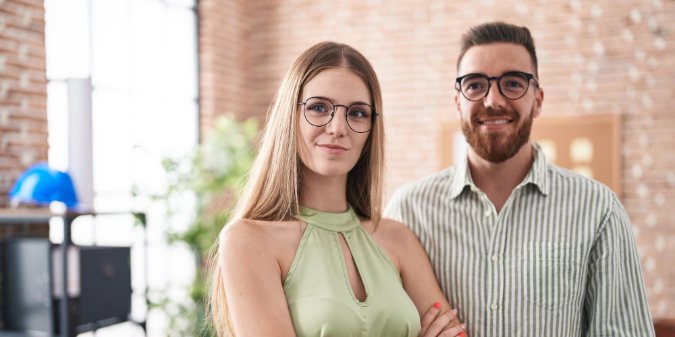 Couple échangeant une conversation intellectuelle profonde