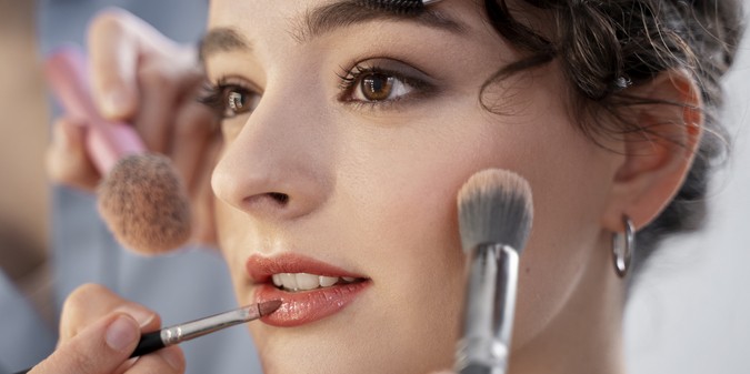 woman doing make up