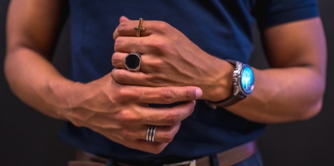 a Man Who Wears a Rolex，a Woman in Prada
