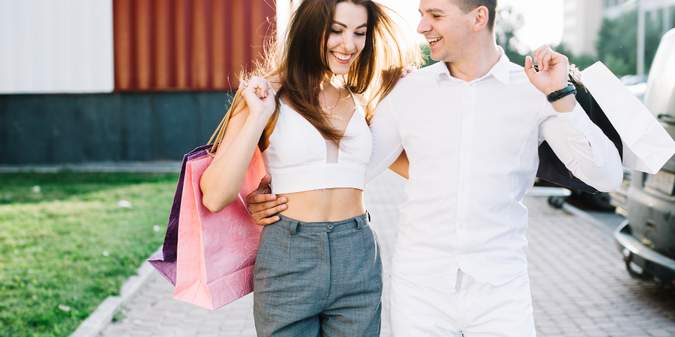 women dating rich men