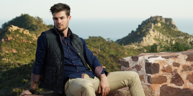 Homem bem-sucedido relaxando em casa luxuosa