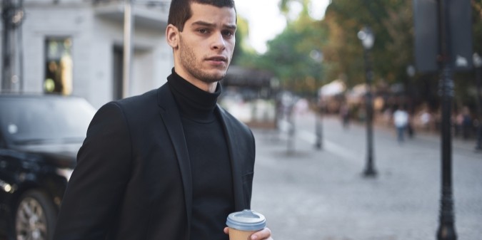 Homme riche élégant allant au travail avec un café