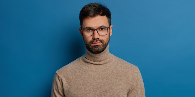 uomo serio