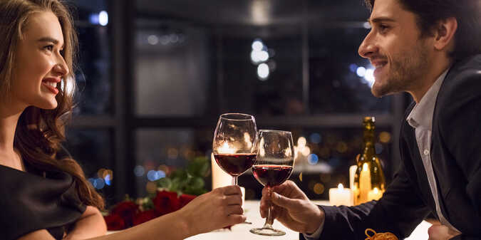 7 Signes Évidents que Tu Plais à un Homme : Le Guide Complet