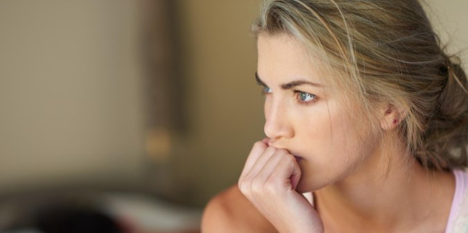 Femme pensive réfléchissant à l’incertitude dans une relation amoureuse