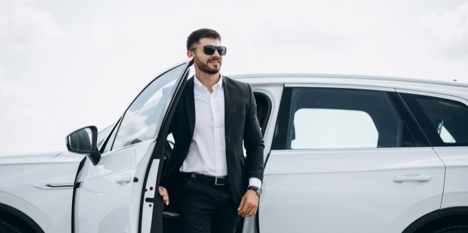 Rijke man bij luxe auto op toplocatie voor dating