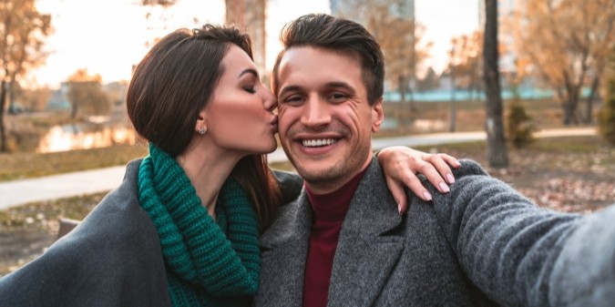 Gente rica, parejas enamoradas, solteros