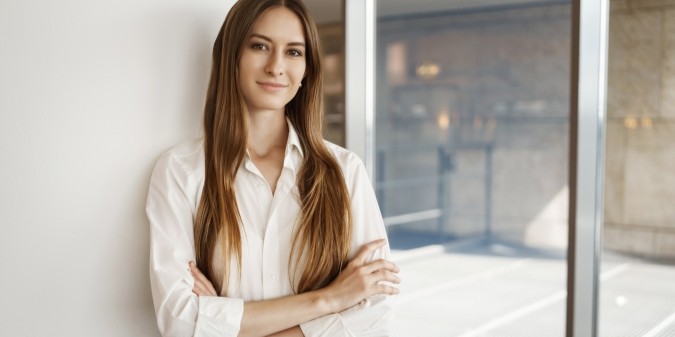 Mujer profesional segura y sonriente