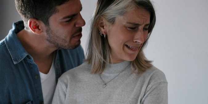 pdisolverareja triste, esposa y esposo en pelea
