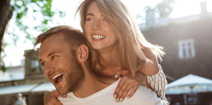Pareja joven buscando conexión real en el parque
